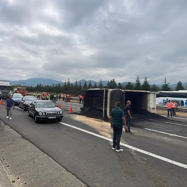 Anadolu Otoyolu'nun Bolu Dağı kesiminde kamyon devrildi, İstanbul yönü ulaş...