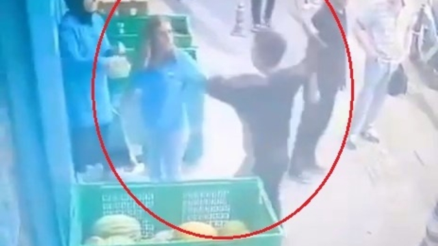 Eski sevgilisini çalıştığı markette darbedip, müşteriyi bıçakladı; olay kamerada