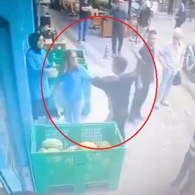 Eski sevgilisini çalıştığı markette darbedip, müşteriyi bıçakladı; olay kam...