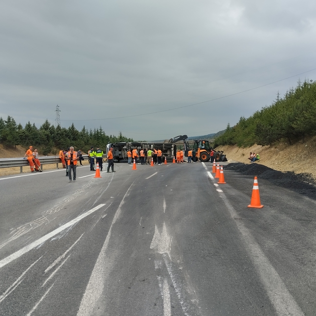 Otoyolda sıcak asfalt yüklü kamyon devrildi; Bolu Dağı Tüneli ulaşıma kapan...