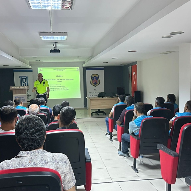 Diyarbakır'da yükümlülere trafik kuralları ve güvenliği eğitimi