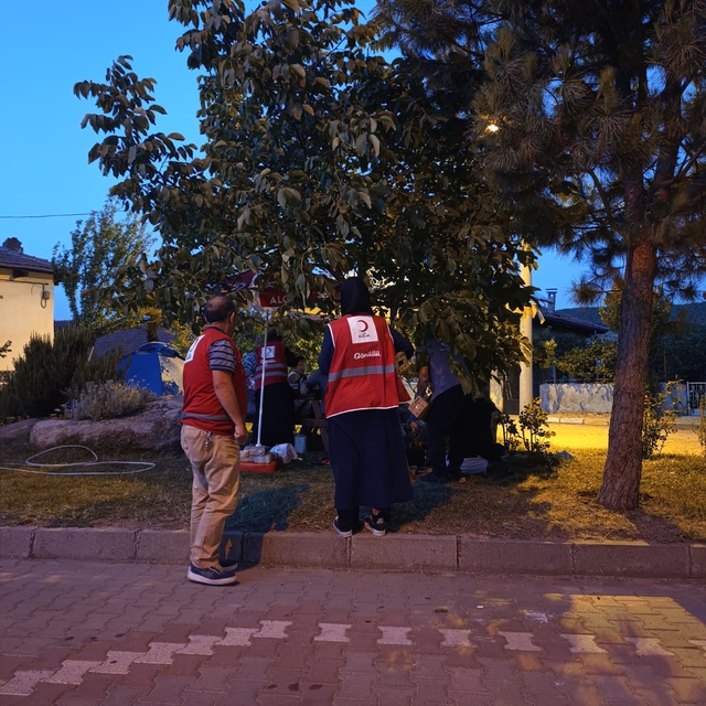 Sındırgı'da depremzedelere şartlı bağışla alınan ürünler dağıtıldı