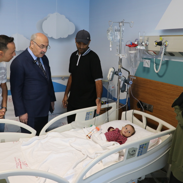 Adana Valisi Köşger, evlatlarını kaybeden Gazzeli aileye taziye ziyaretinde...