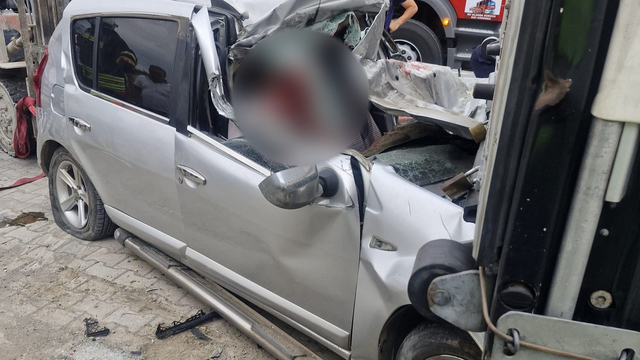 Otomobil, park halindeki TIR'a arkadan çarptı: 1 ölü, 2'si ağır 3 yaralı