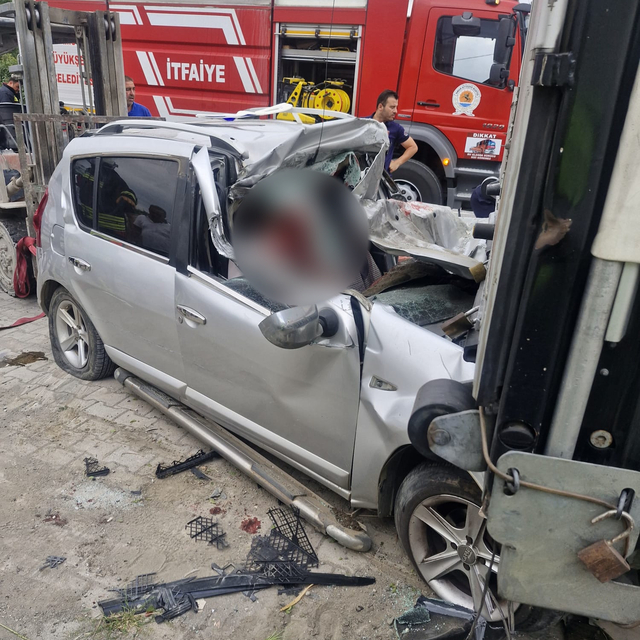 Otomobil, park halindeki TIR'a arkadan çarptı: 1 ölü, 2'si ağır 3 yaralı