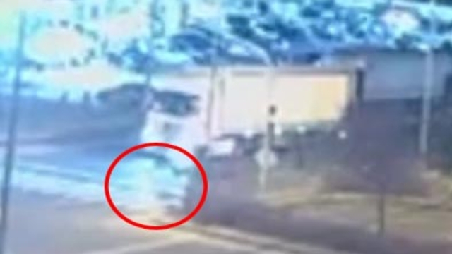Motosiklet, kırmızıda geçen yayaya çarptı; kaza kamerada