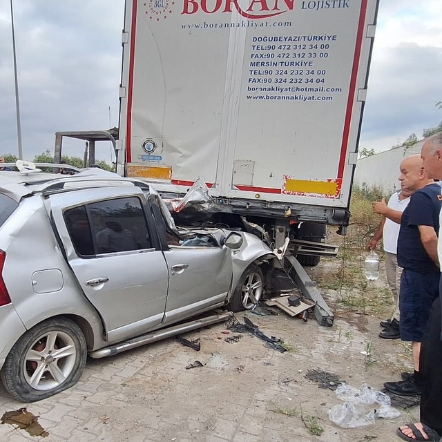 Samsun'da çekiciye bağlı römorka çarpan otomobildeki 1 kişi öldü, 3 kişi ya...