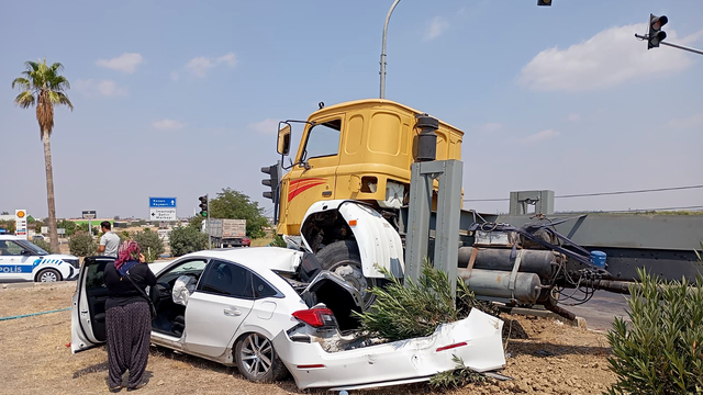 İş makinesi, kavşakta duran otomobillere çarptı: 3 yaralı