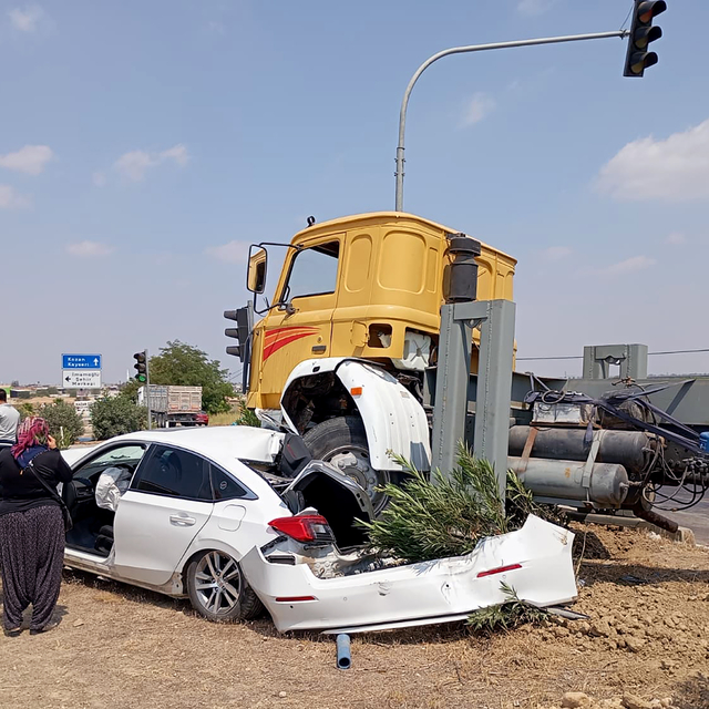 İş makinesi, kavşakta duran otomobillere çarptı: 3 yaralı