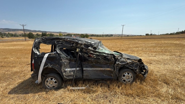 Yozgat'ta hafif ticari aracın iş makinesine çarptığı kazada 1 kişi öldü, 1 kişi yaralandı