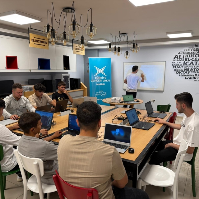 Mardin'de öğrenciler yaz tatilini TÜGVA'nın "İcathane Atölyesi"nde geçirdi