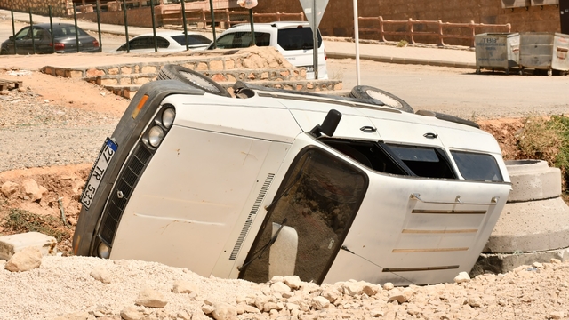 Otomobil çukura düştü; 5 yaralı