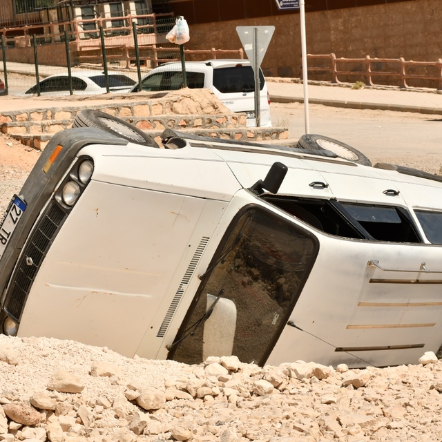 Otomobil çukura düştü; 5 yaralı