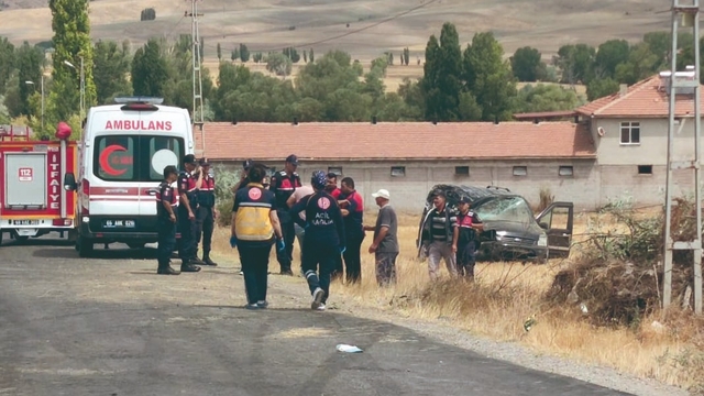 Hafif ticari araç, yol silindirine çarptı: 1 ölü, 1 ağır yaralı