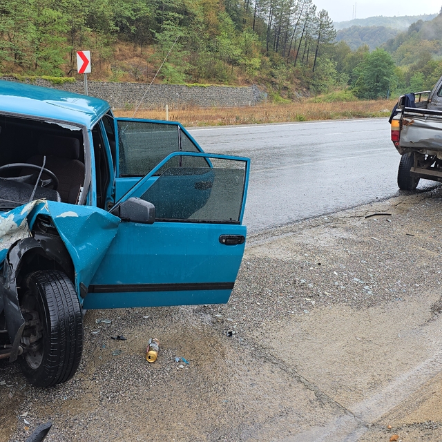 Zonguldak'ta belediye aracına çarpan otomobildeki 2 kişi yaralandı
