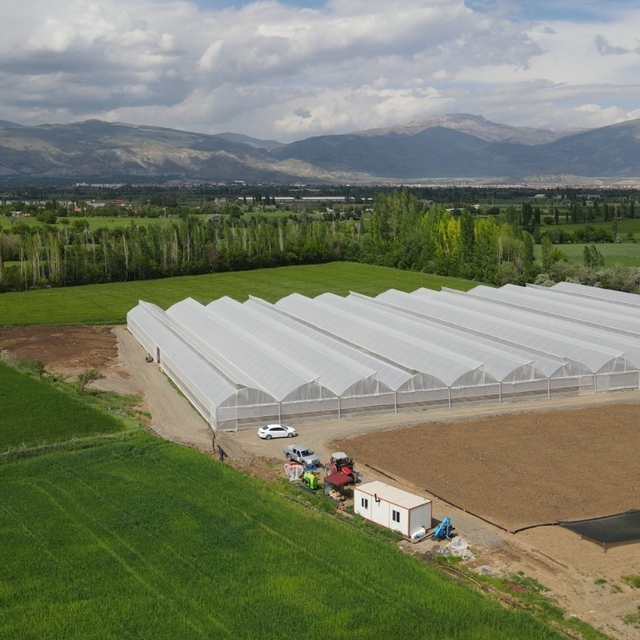 Erzincan'da üretim yapılamayan yıpranmış seralara naylon örtü desteği sağla...