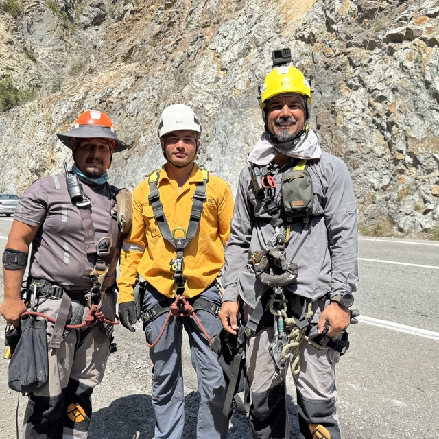 Artvin'de trafik güvenliği için yamaçlarda kaya temizliği yapıldı