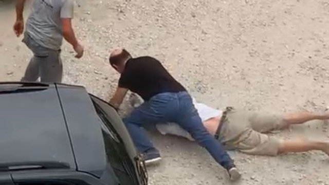 Otopark ücreti tartışmasında müşterisini vurdu; kavga anları kamerada
