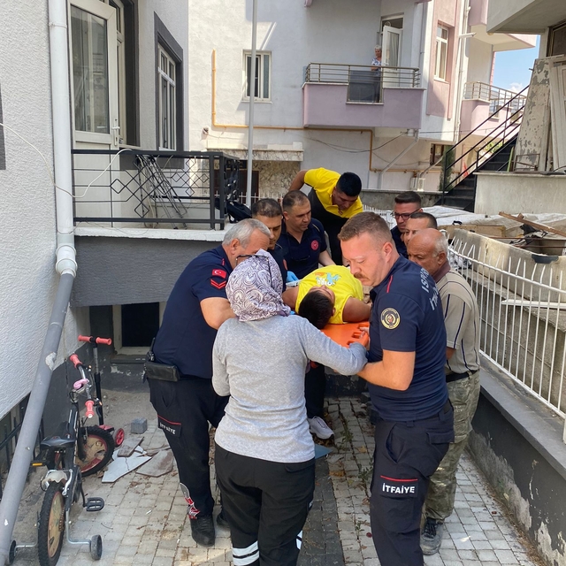 Isparta'da bacağına demir korkuluk saplanan 12 yaşındaki çocuk yaralandı