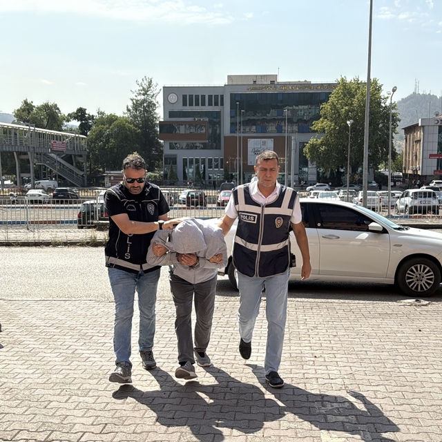 Boncuk atan oyuncak tabancayla kuyumcu dükkanını soymaya çalışan şüpheli tu...