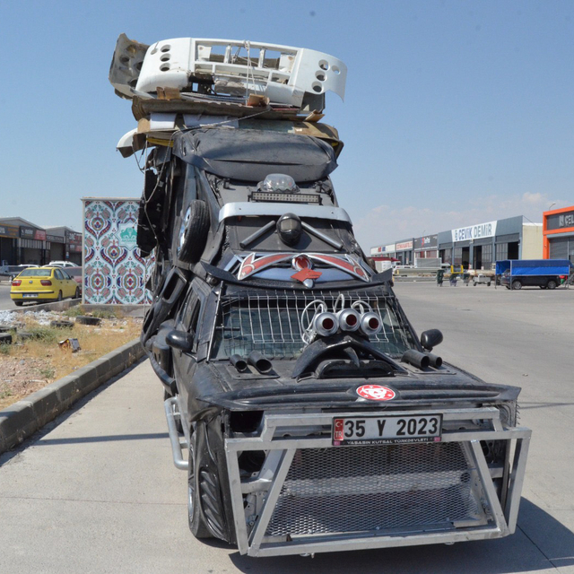 Bilim kurgu filmlerindeki araçları andıran modifiye otomobil, trafikten men...