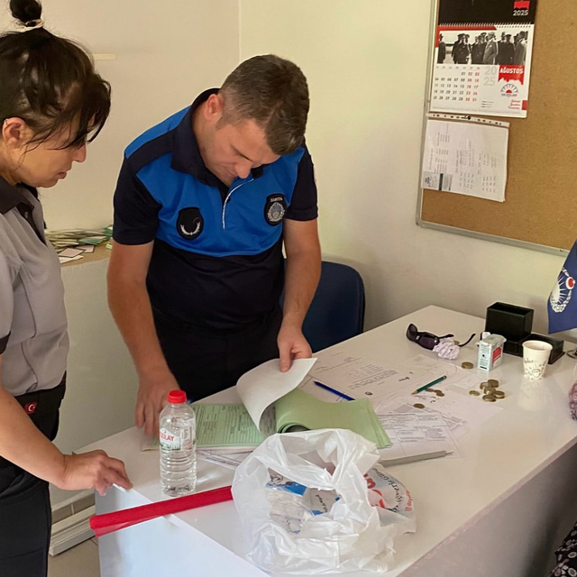 Selimiye Camisi çevresinde dilencilere ve turistleri rahatsız ederek satış...