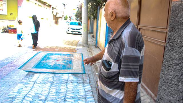Mahalleli, onarılmayan yollara tozdan korunmak için halı serdi