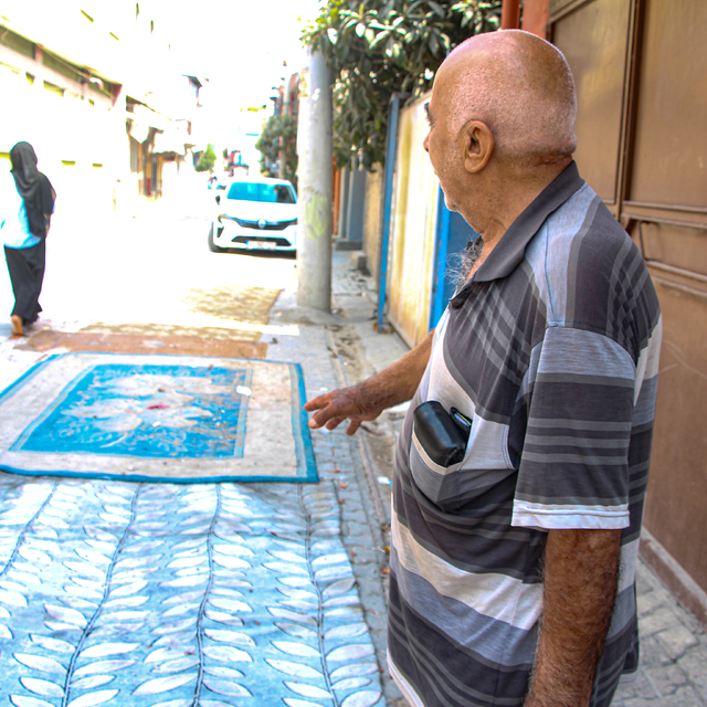 Mahalleli, onarılmayan yollara tozdan korunmak için halı serdi