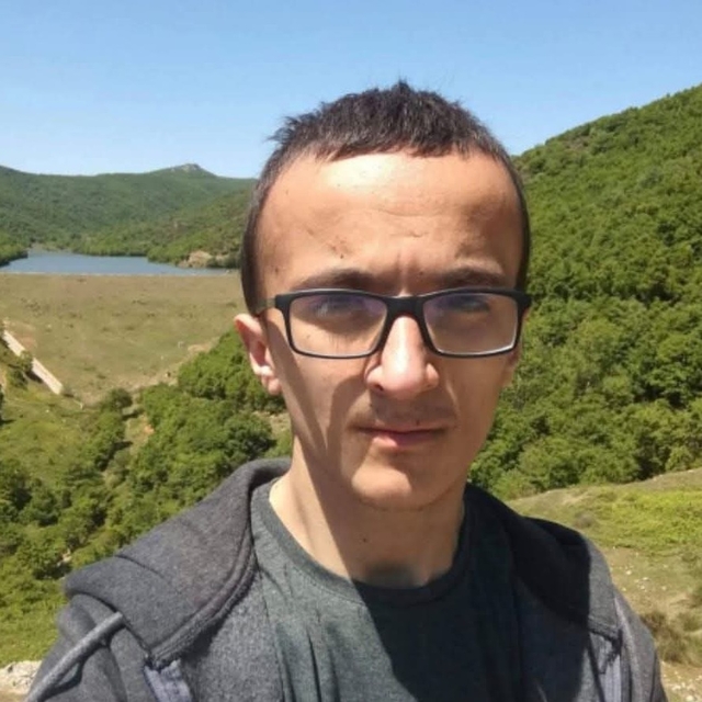 Başı kanepe ile sandığı arasına sıkışmış halde ölü bulundu