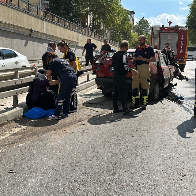 Otomobil alt geçidin duvarına çarptı: 2 yaralı