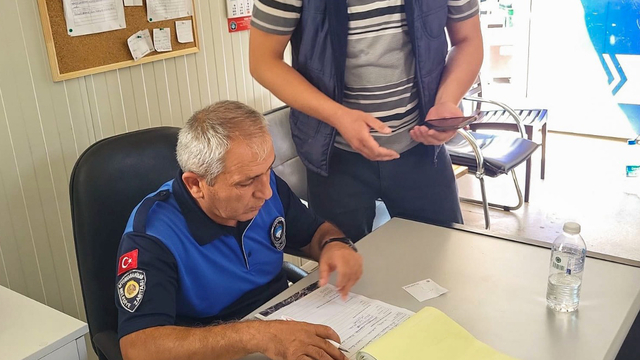 Yolda bulunan 100 bin lira sahibine teslim edildi