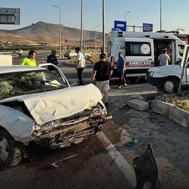 Kayseri'de iki otomobilin çarpıştığı kazada 2 kişi öldü, 4 kişi yaralandı