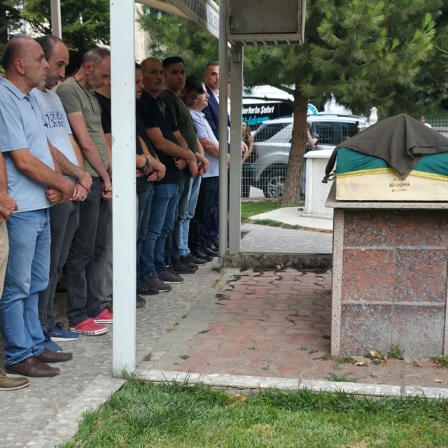 Bursa'da havuzda fenalaşan ve hastanede hayatını kaybeden çocuğun cenazesi...