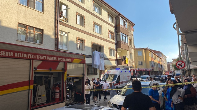 Gölbaşı'nda bir binanın çatısında çıkan yangın söndürüldü