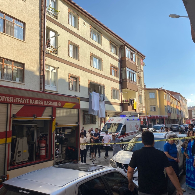 Gölbaşı'nda bir binanın çatısında çıkan yangın söndürüldü