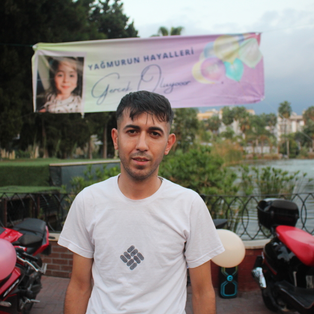 Hatay'da 5 yaşındaki Yağmur için gökyüzüne balonlar bırakıldı