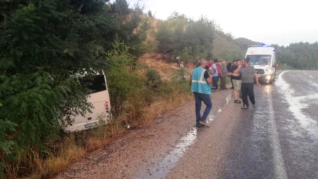 Sinop'ta toprak yığınına çarpan otobüsteki 6 işçi yaralandı