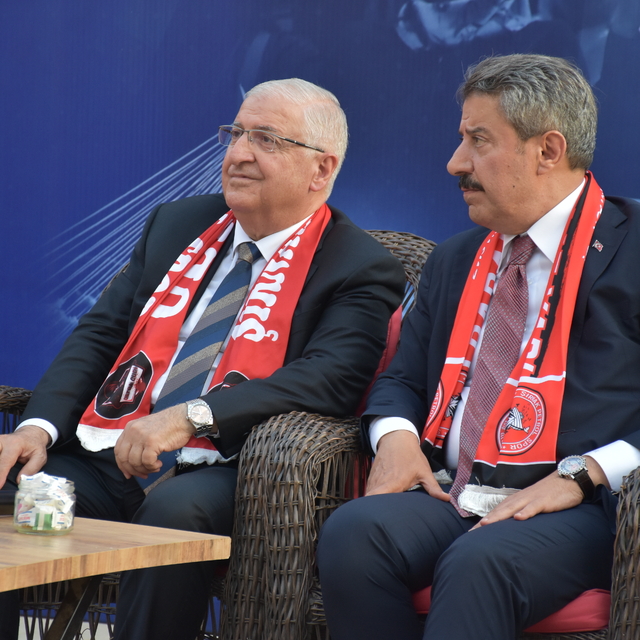 Milli Savunma Bakanı Güler, Şırnak'ta "Kadın ve Gençlik Programı"nda konuşt...