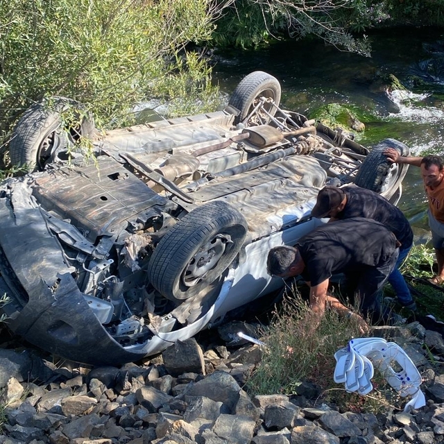 Erzincan'da devrilen otomobildeki 2'si çocuk 6 kişi yaralandı
