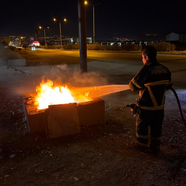 Hatay'da bir iş yerinin önündeki yağmur suyu giderlerinde çıkan yangın sönd...
