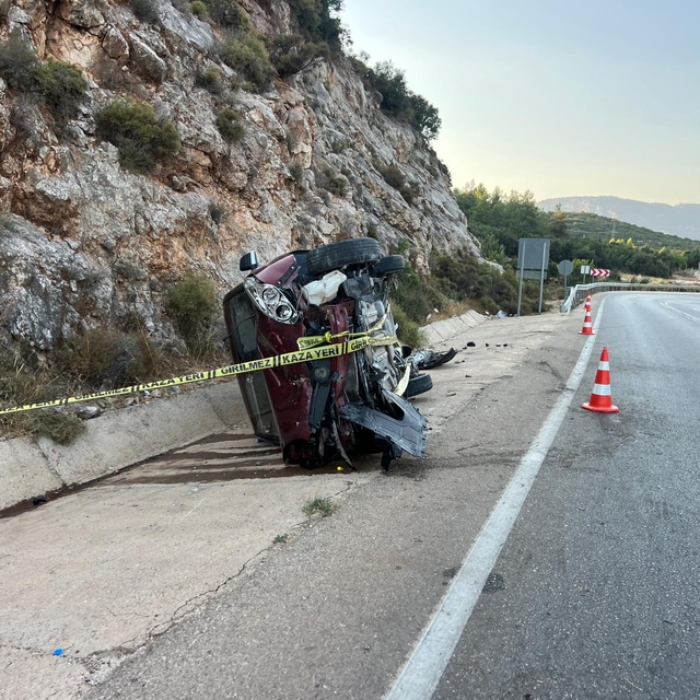 Antalya'da kamyonetin şarampole devrilmesi sonucu 6 kişi yaralandı