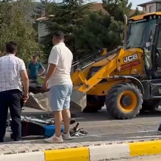 Dur ihtarından kaçan motosikletli iş makinesine çarptı: 1 ölü