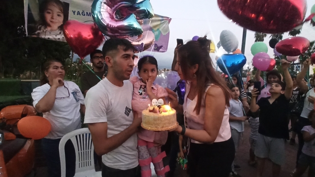 Spina bifida hastası Yağmur'un doğum günü için toplanan vatandaşlar balon uçurdu