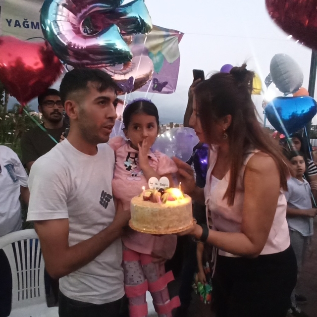 Spina bifida hastası Yağmur'un doğum günü için toplanan vatandaşlar balon u...
