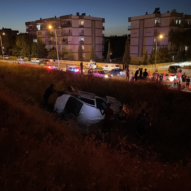 Aydın'da uçuruma yuvarlanan otomobildeki 2 kişi yaralandı