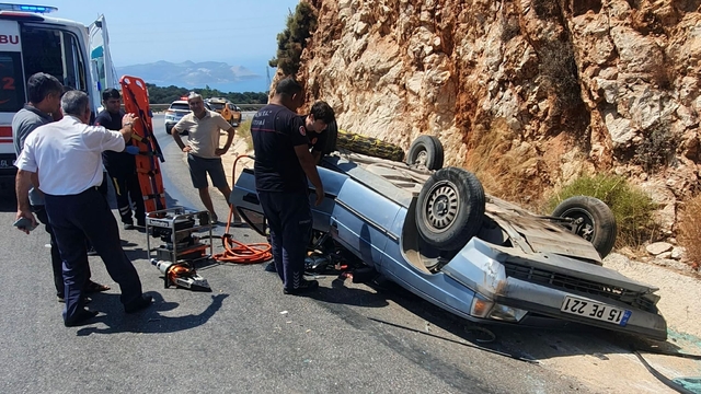 Antalya'da trafik kazasında 2 kişi yaralandı