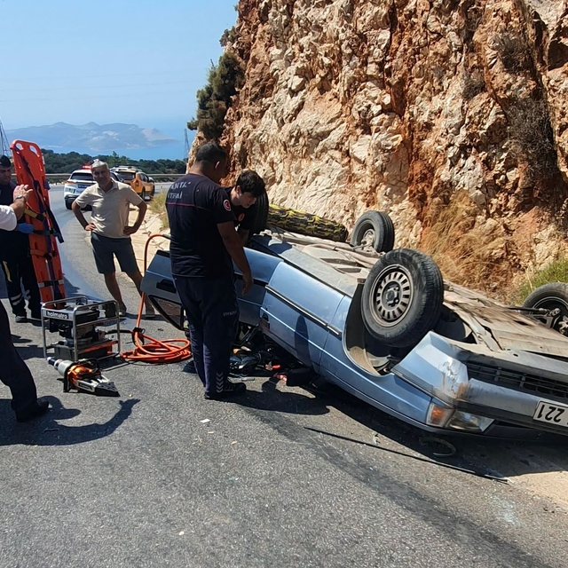 Antalya'da trafik kazasında 2 kişi yaralandı