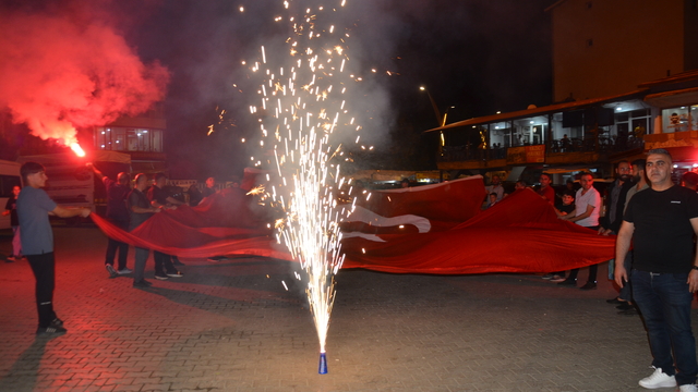 Muş'ta Köy-Gel-Der Malazgirt Zaferi'nin 954. yılını meşalelerle kutladı