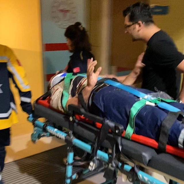 Devrilen traktörün sürücüsü ağır yaralandı