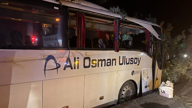 Kayseri'de yolcu otobüsünün orta refüjdeki ağaçlara çarptığı kazada 1 kişi öldü, 13 kişi yaralandı